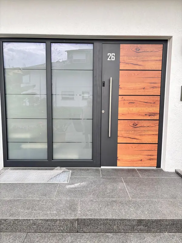 Anthrazitfarbene Haustür mit großem Glas-Seitenteil und Holzdekor-Paneel