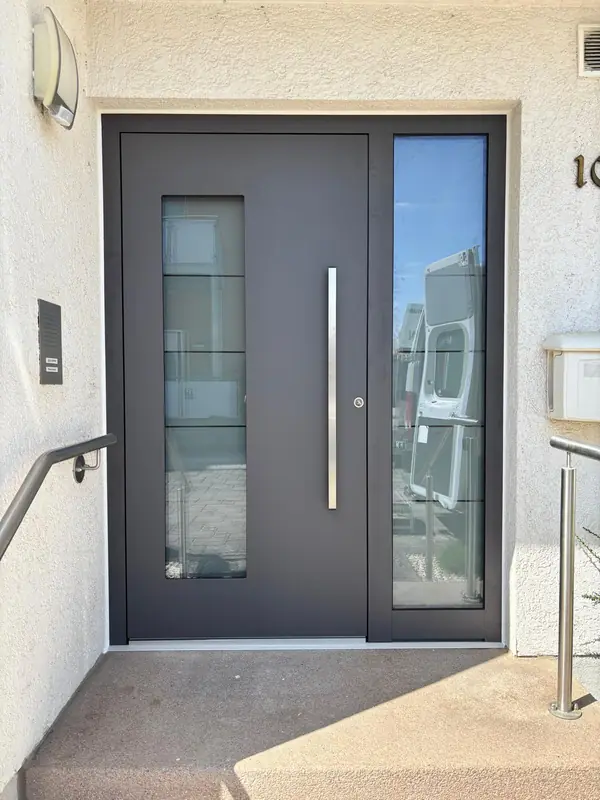 Anthrazitfarbene Haustür mit Glaseinsatz und Glas-Seitenteil